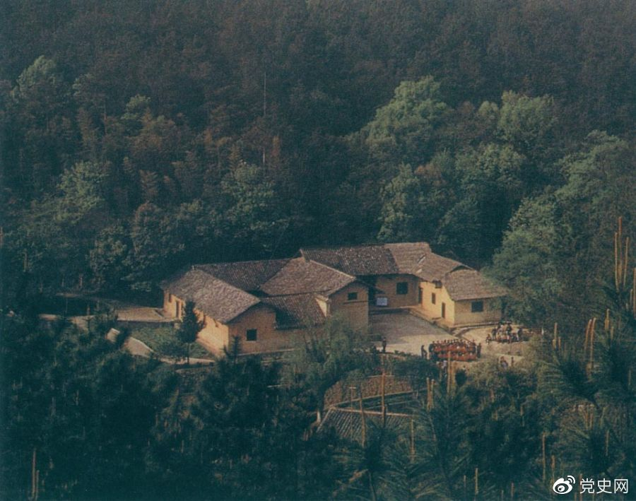 毛澤東故居——湖南省湘潭縣韶山?jīng)_上屋場(chǎng)。1893年12月26日,毛澤東在這里誕生。